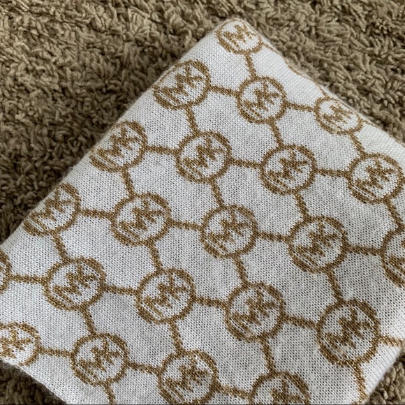 NWOT Michael Kors Gold Infinty Scarf 🧣 - Picture 5 of 6